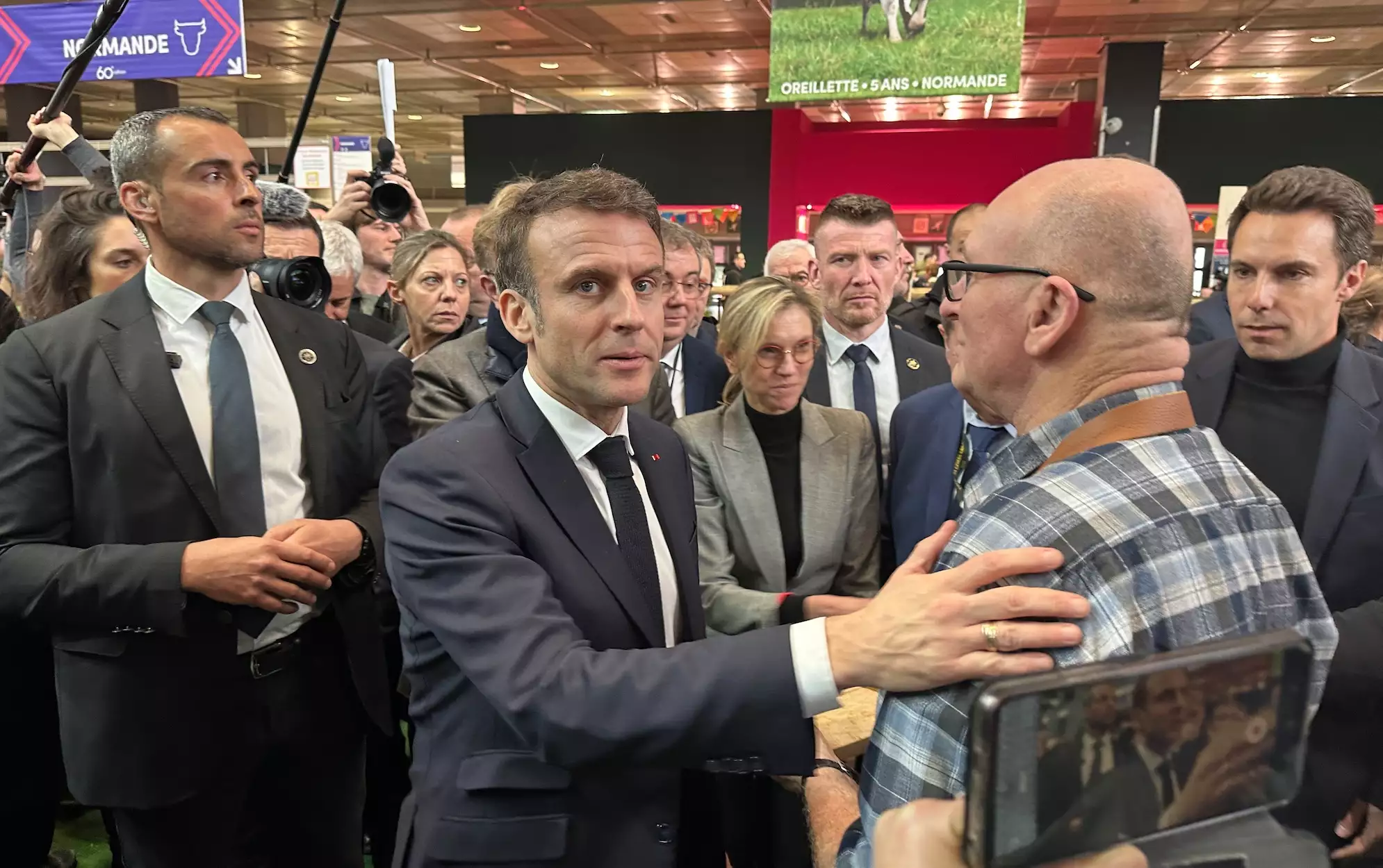 Emmanuel Macron, au soutien des agriculteurs sur le stand de la race normande le 24 février (Crédit photo : R. Lecocq)