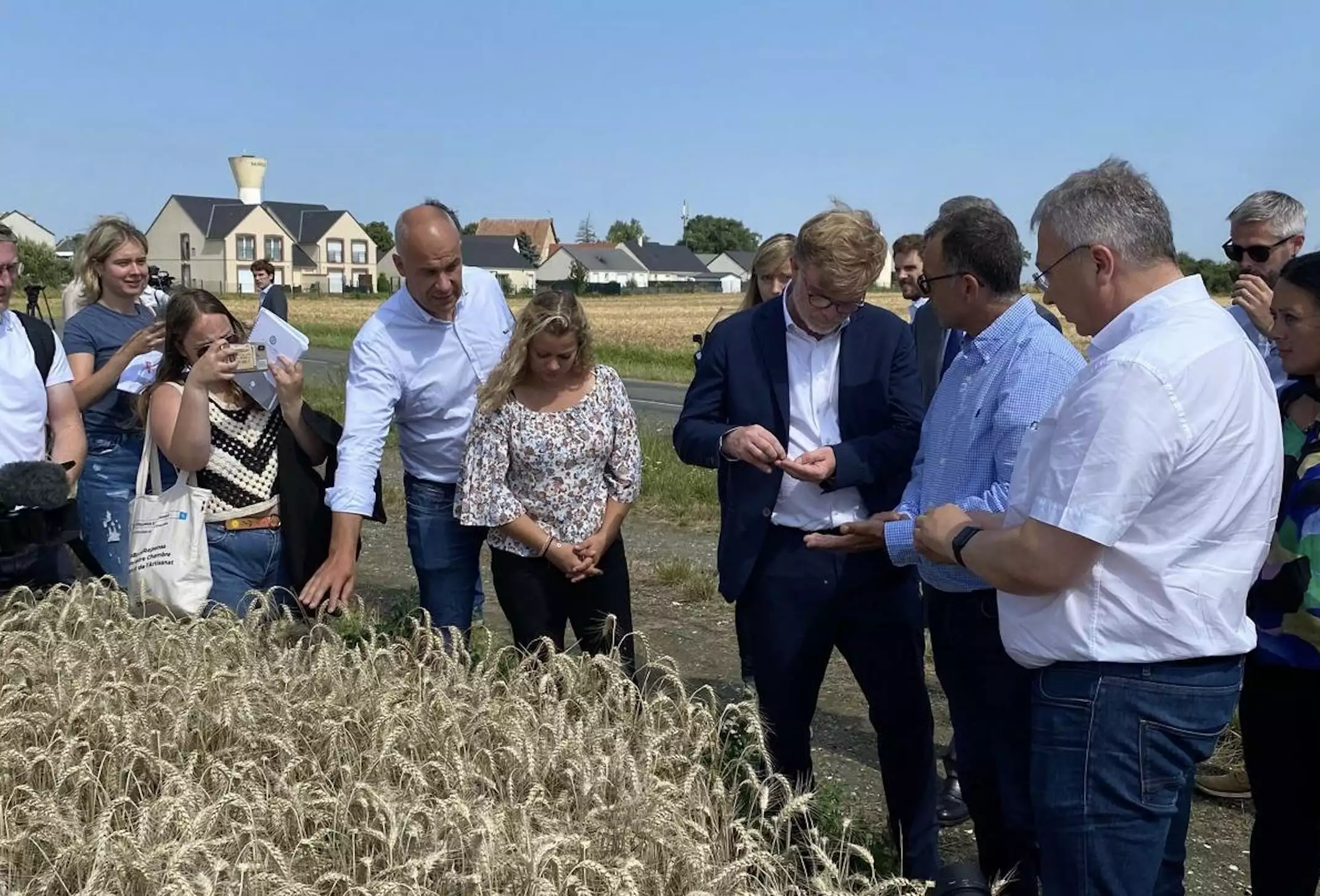 Le ministre de l’Agriculture (démissionnaire) Marc Fesneau auprès de céréaliers d’Eure-et-Loir le 29 juillet (Crédit photo : X - FNSEA28)