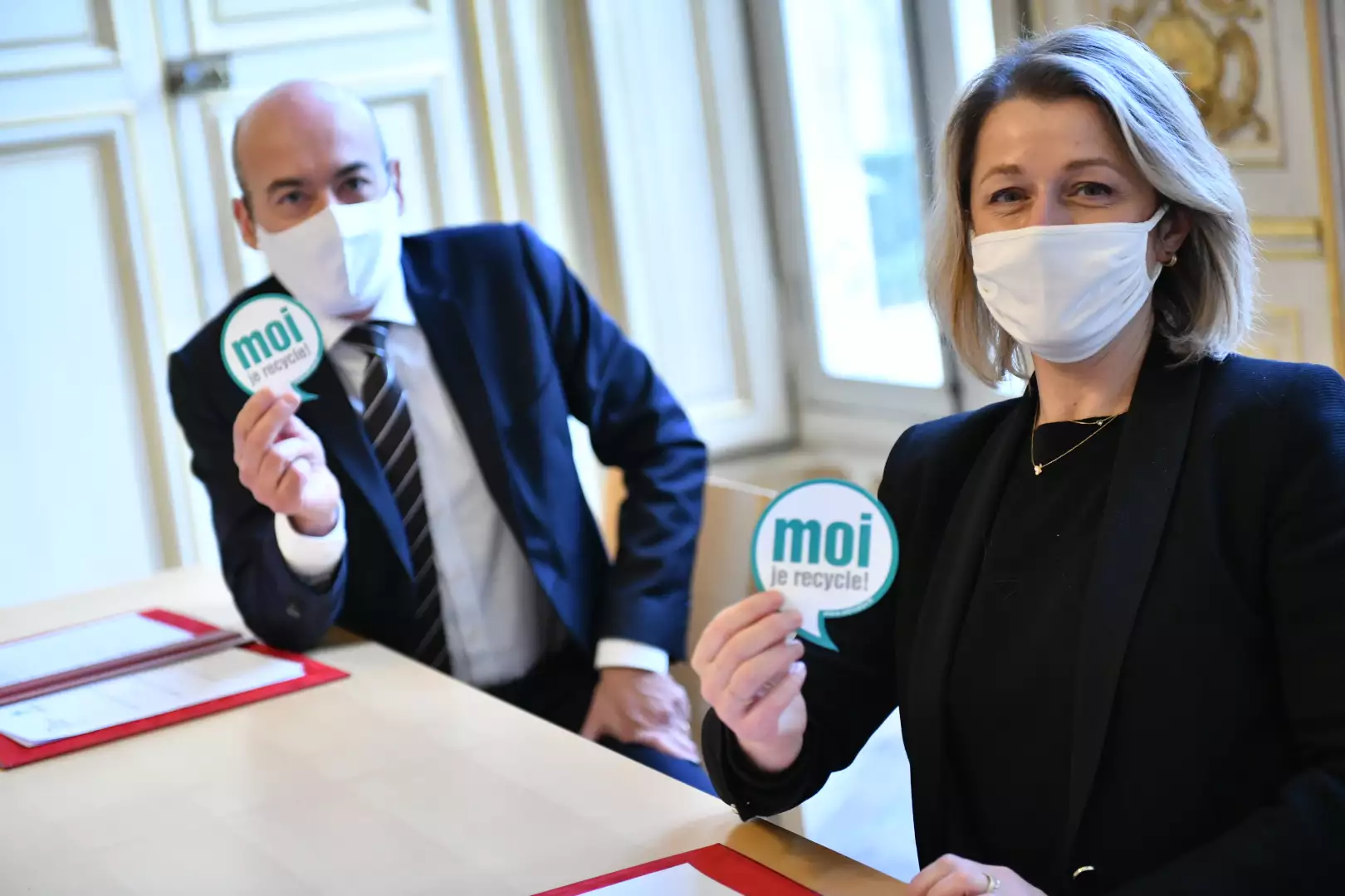 Signature de la prorogation de l’accord-cadre le 15 janvier 2021 entre Christophe Grison, président d’Adivalor, et Barbara Pompili, ministre de la Transition écologique