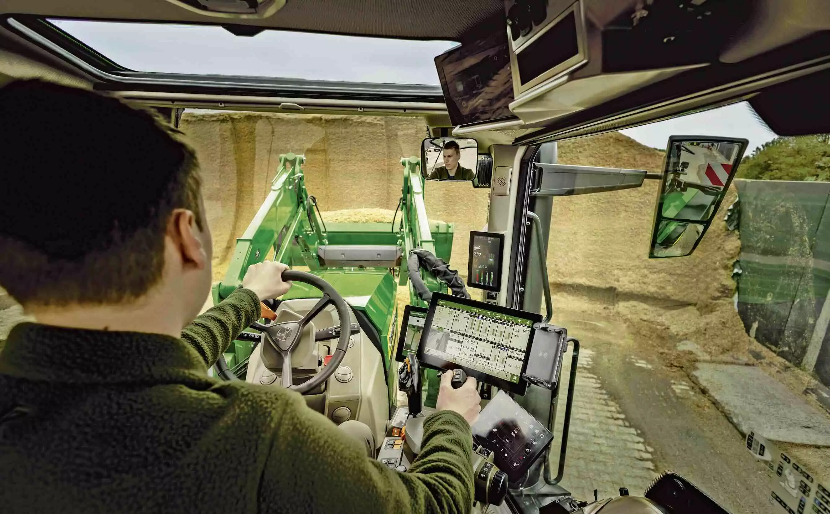 Les 6M à châssis court sont à leur aise au chargeur frontal © John Deere