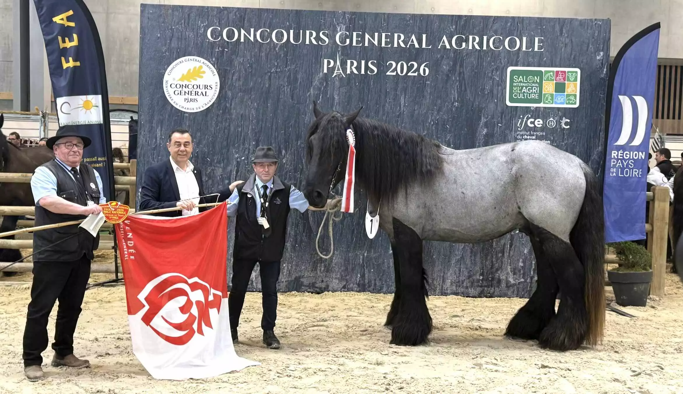 Monseigneur du Bouil, désigné champion des étalons Trait poitevin du Concours général 2026 en présence d’Alain Leboeuf (au centre), président du Département de la Vendée