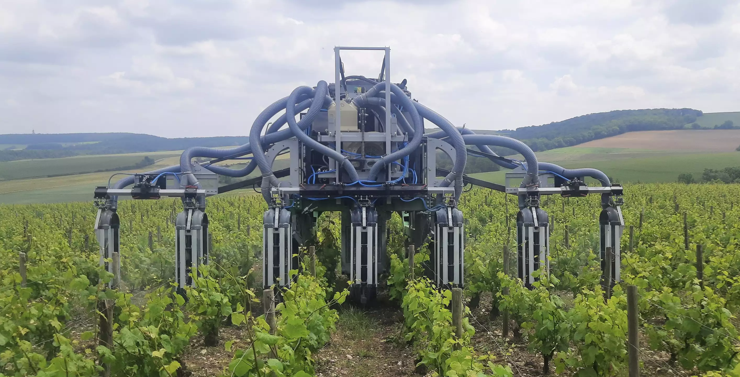 Dotée d’une cuve de 1400 litres, la cellule enjambeur double rang peut de traiter 6 rangs complets par passage en face par face