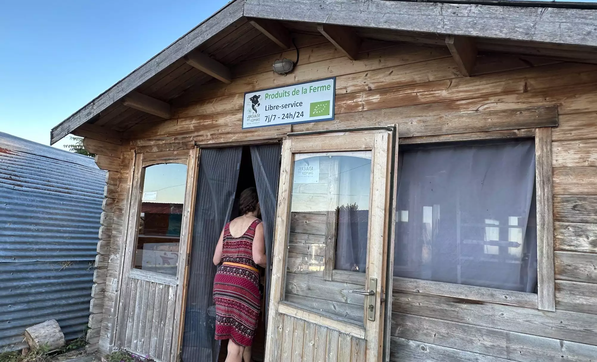 Au libre-service présent sur la ferme, on se sert, on note son nom et sa liste d’achats, on dépose son règlement et on déguste
