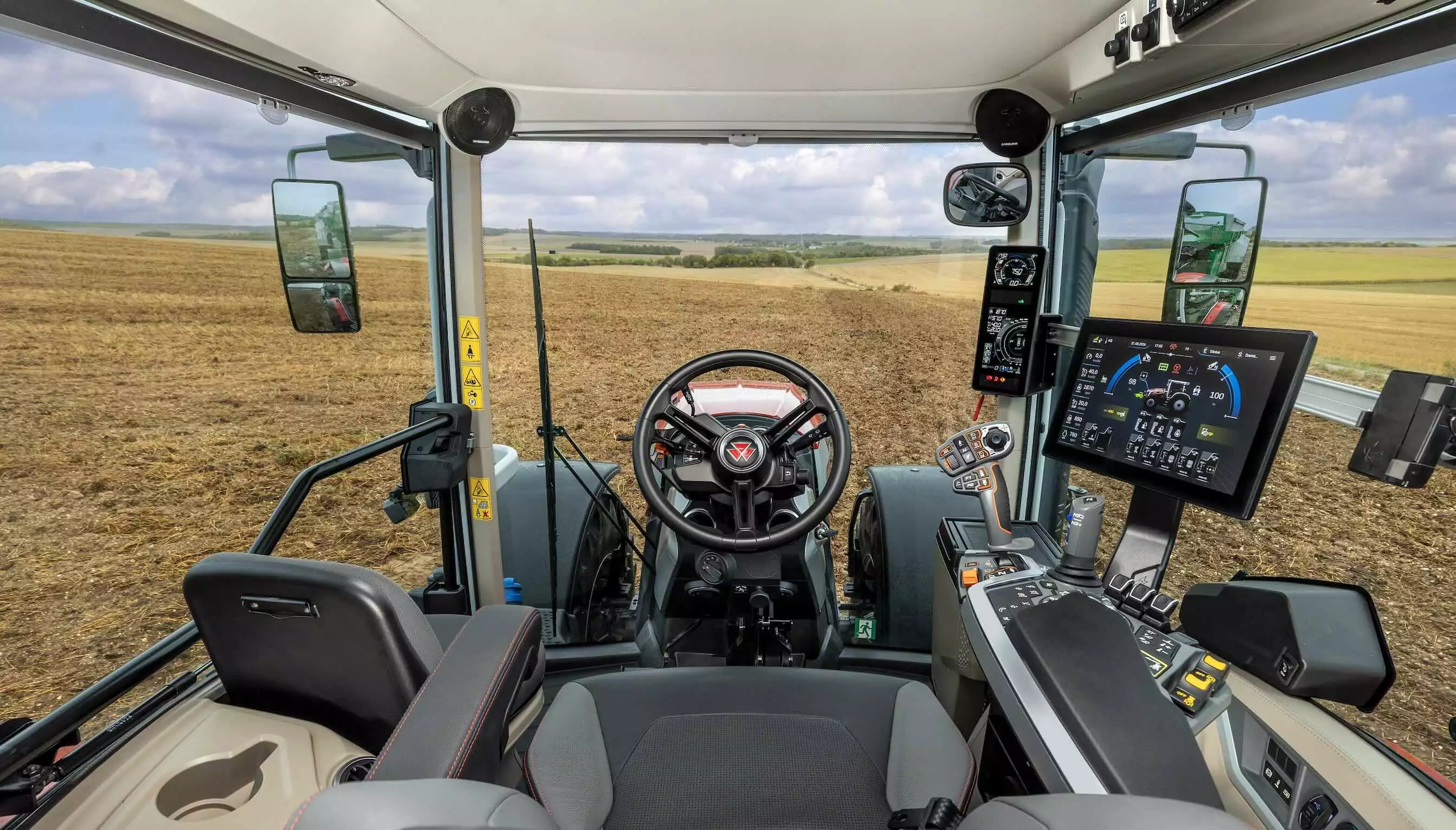 Les nouveaux MF 7S Mark 2 sont les premiers tracteurs à être équipés d’usine du nouveau logiciel de gestion des opérations agricoles PTx FarmENGAGE © Massey Ferguson