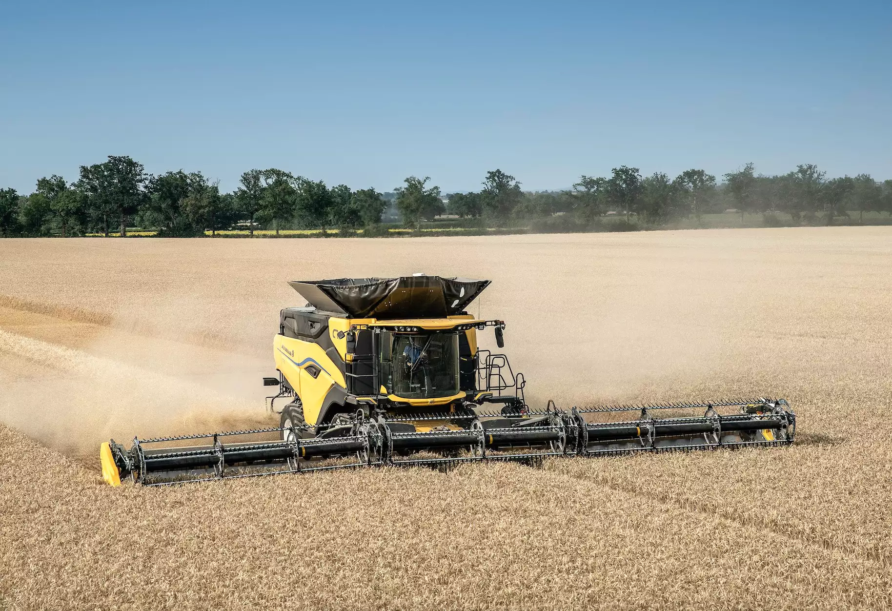 La CR11 peut recevoir la nouvelle barre de coupe de 15 mètres, spécialement fabriquée par MacDon (Crédit photo : New Holland)