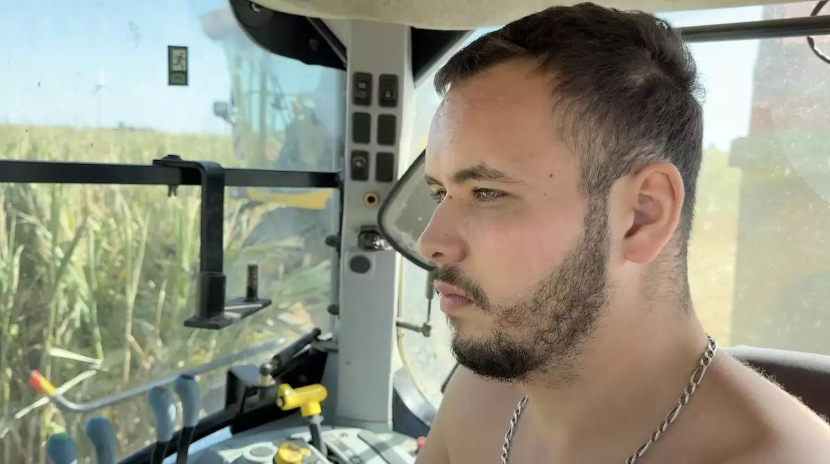 Nicolas Tisserand au volant d’une benne le 13 août 2026 © R. Lecocq