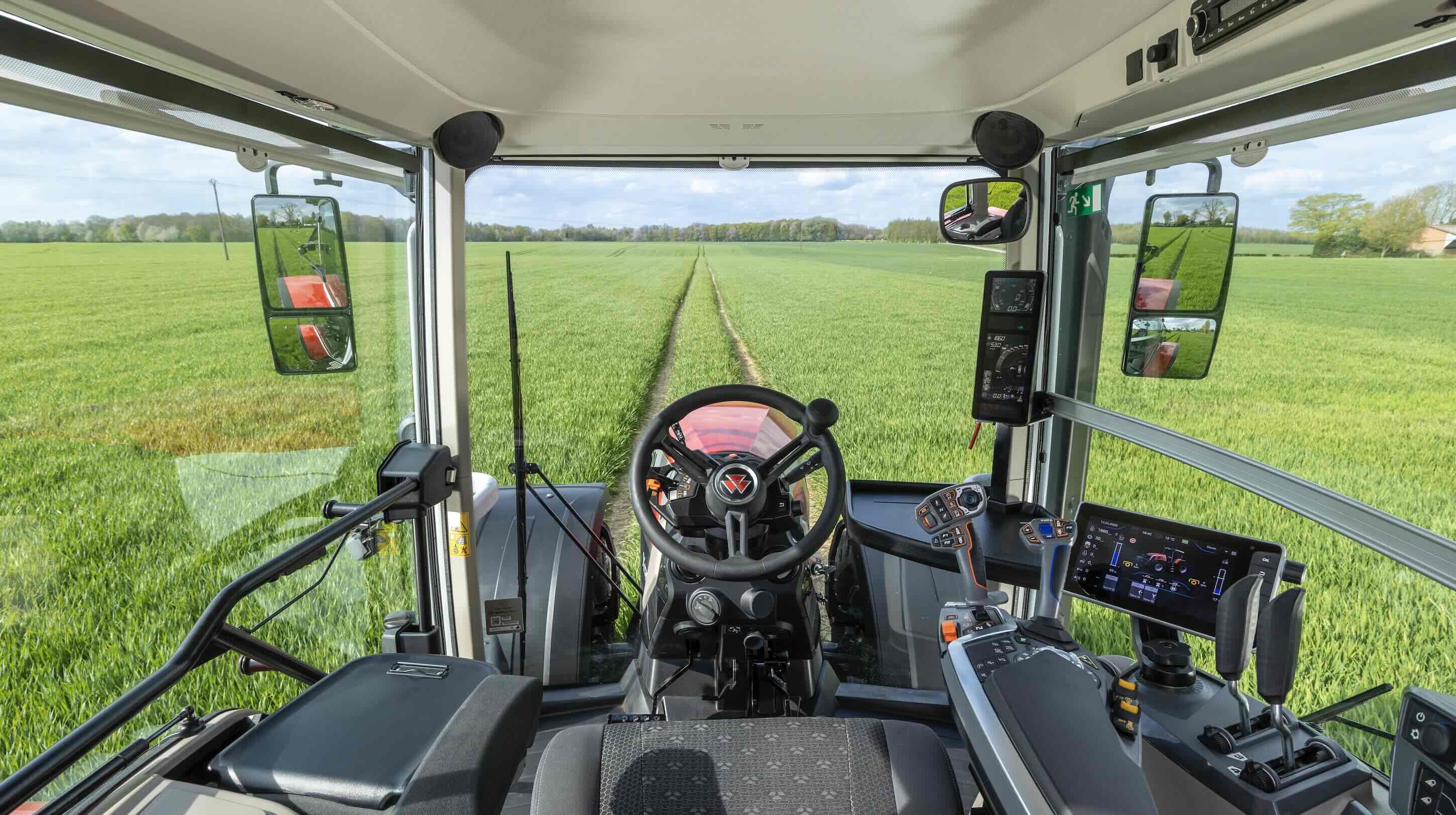 L’intérieur de la cabine du MF 8S Xtra