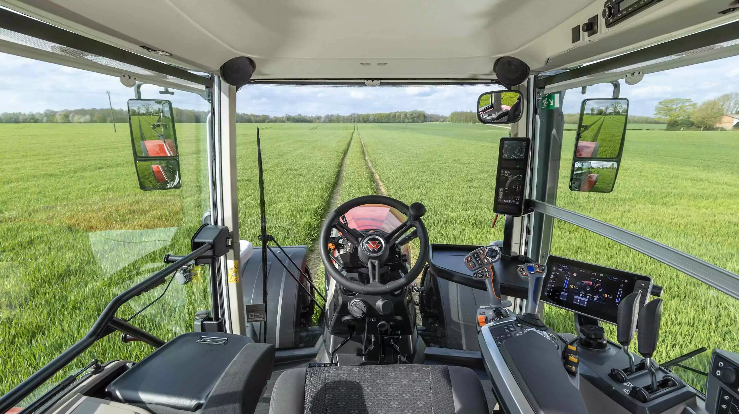 L’intérieur de la cabine du MF 8S Xtra