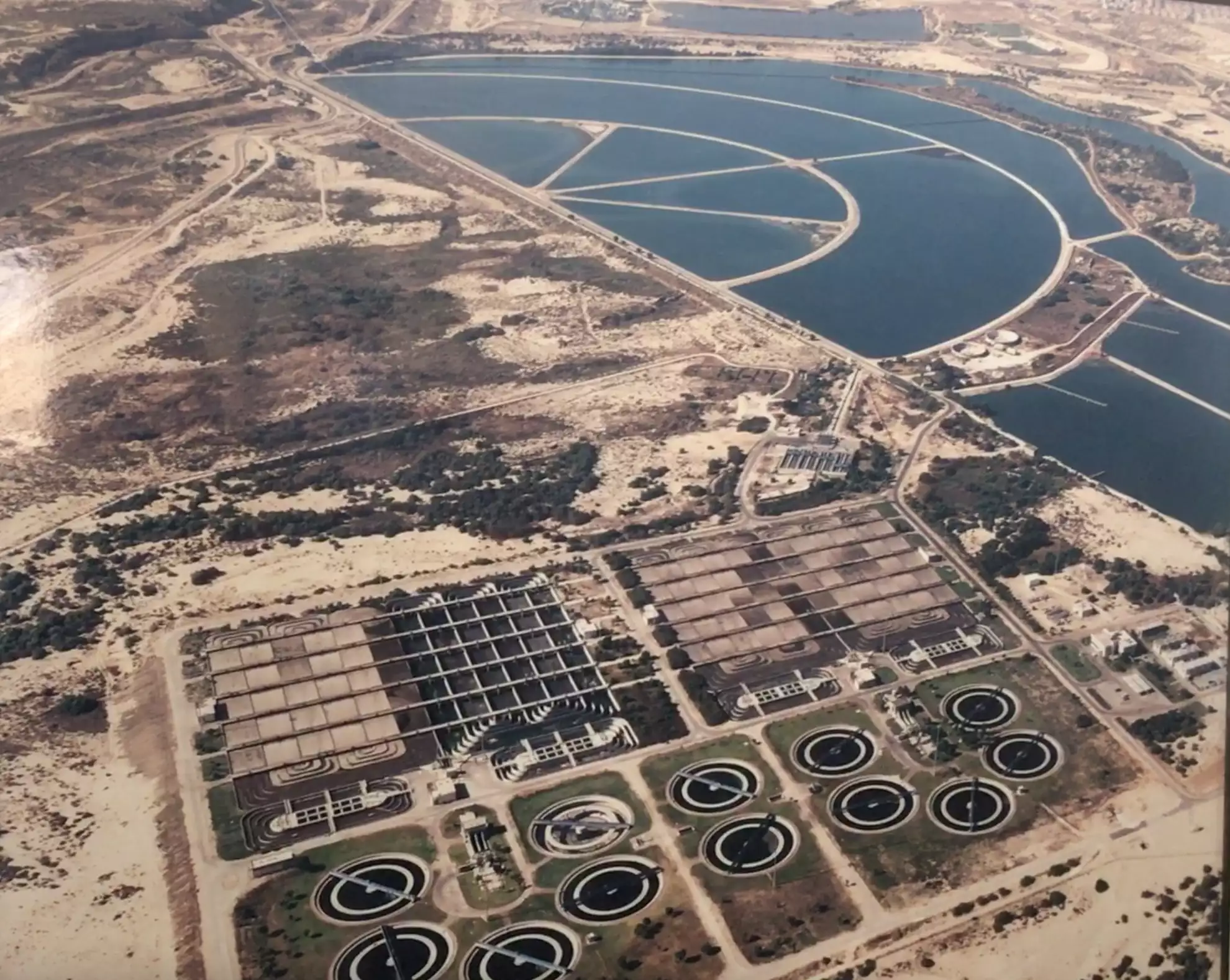 Vue aérienne de la station de Shafdan en banlieue de Tel Aviv en Israël, pays où le taux de réutilisation des eaux usées atteint 85%, les deux tiers servant l’irrigation (Crédit photo : Mekorot)