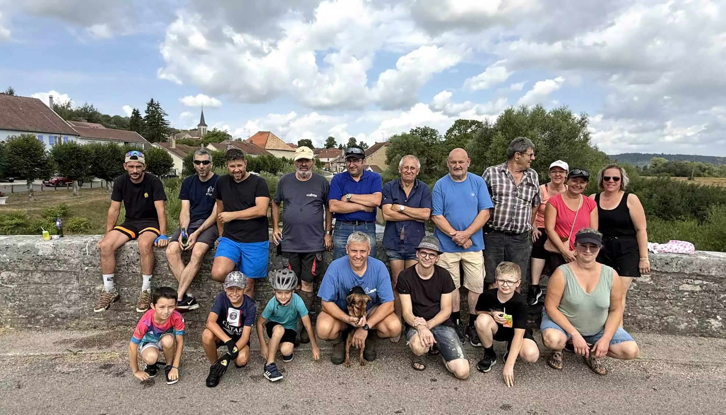 Le maire de Frebécourt entouré d’une partie des volontaires © R. Lecocq