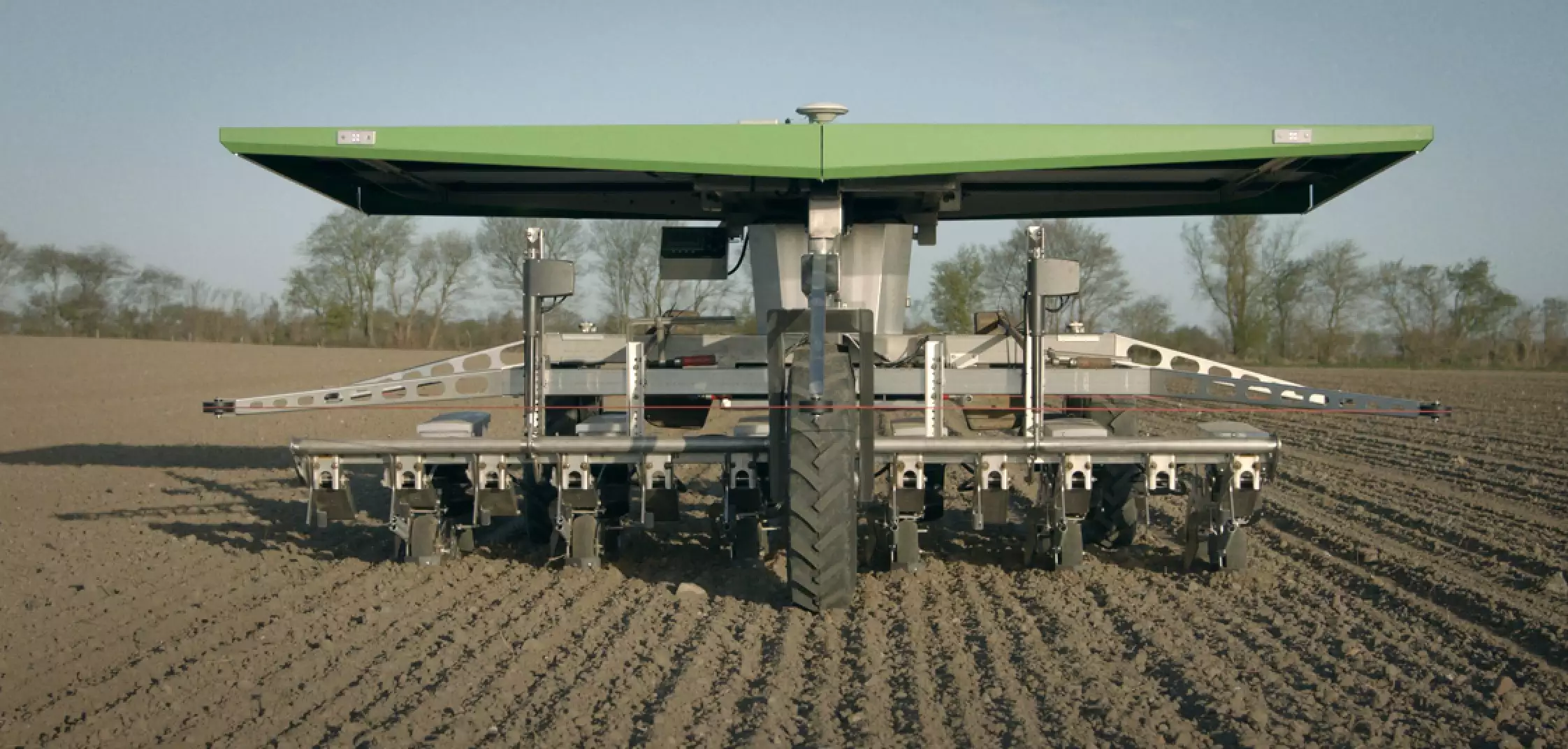 Zéro herbicide, zéro émission, zéro tassement, zéro contrat de maintenance, zéro frein réglementaire : telles sont quelques-unes des spécificités du robot FarmDroid (Crédit photo : FarmDroid)