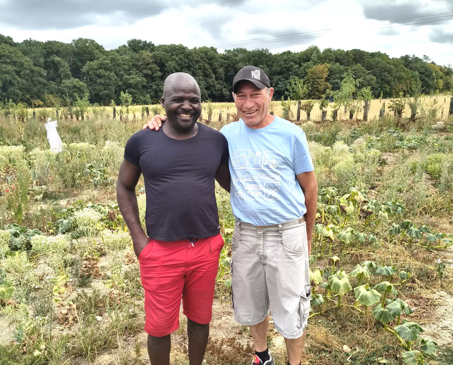 Grégory Bertel (à droite) et Eddy Valère cultivent aujourd’hui la même terre. Pour le premier, c’est la terre qui est dans sa famille depuis 100 ans. Pour le second, c’est à 5000 km de son Cameroun natal © Catherine Perrot