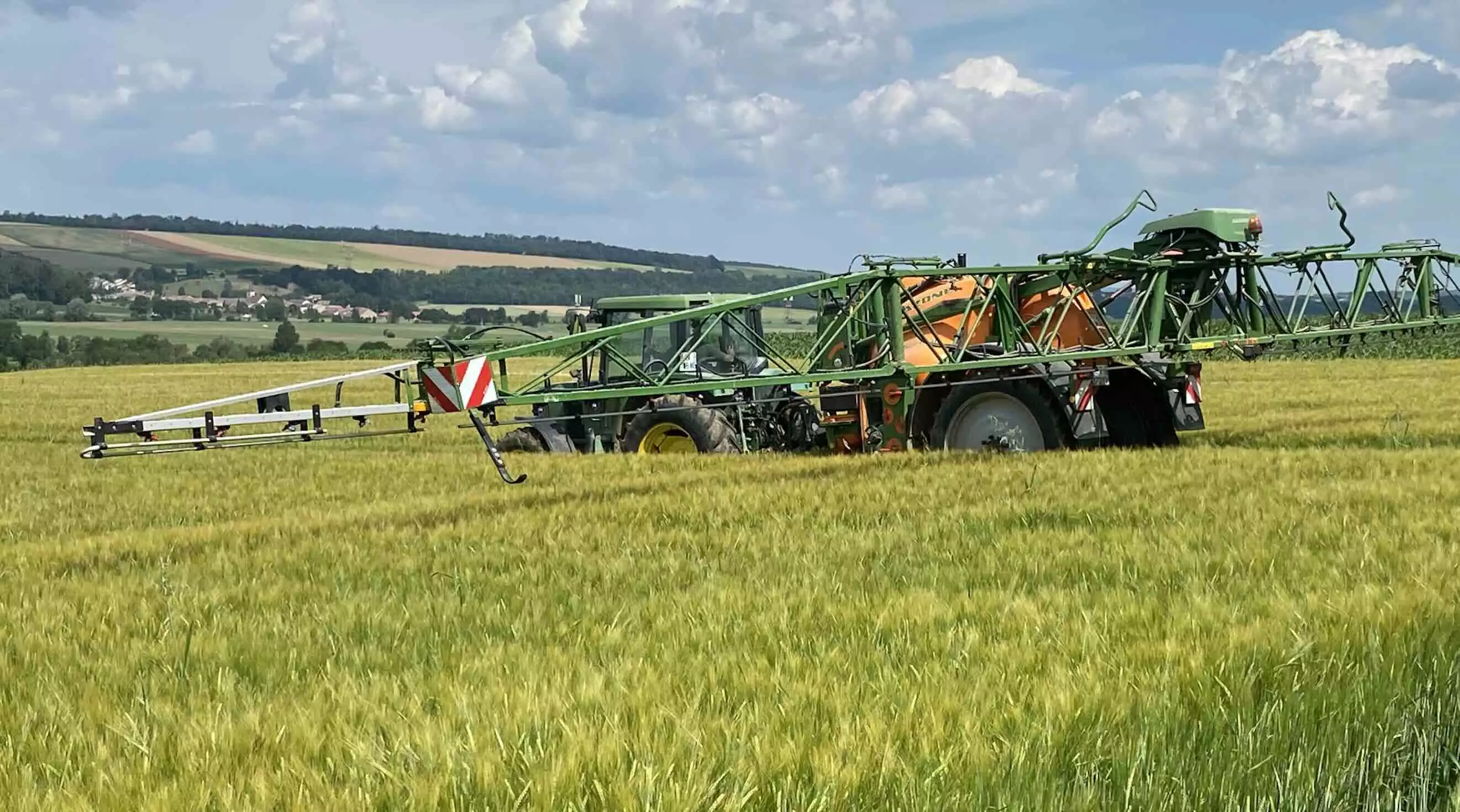 En France, 48.491 tonnes de matières actives ont été vendues par les adhérents de Phyteis à la distribution en 2023 contre 64.898 tonnes en 2022, soit une baisse de 25,8% (Crédit photo : R. Lecocq)