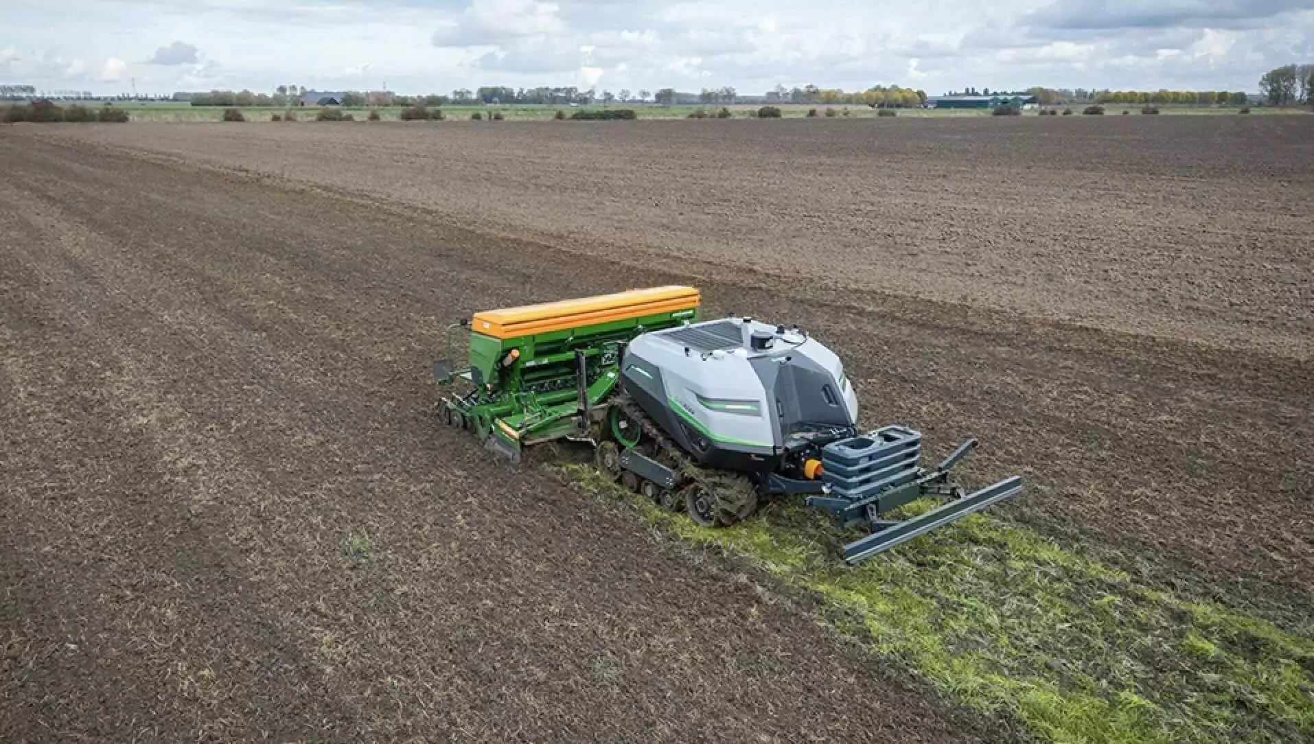 L’AgBot T2 7 Series est un tracteur en tout point comparable à un tracteur conventionnel, la cabine et le chauffeur en moins, avec en prime un train de chenilles à voie variable