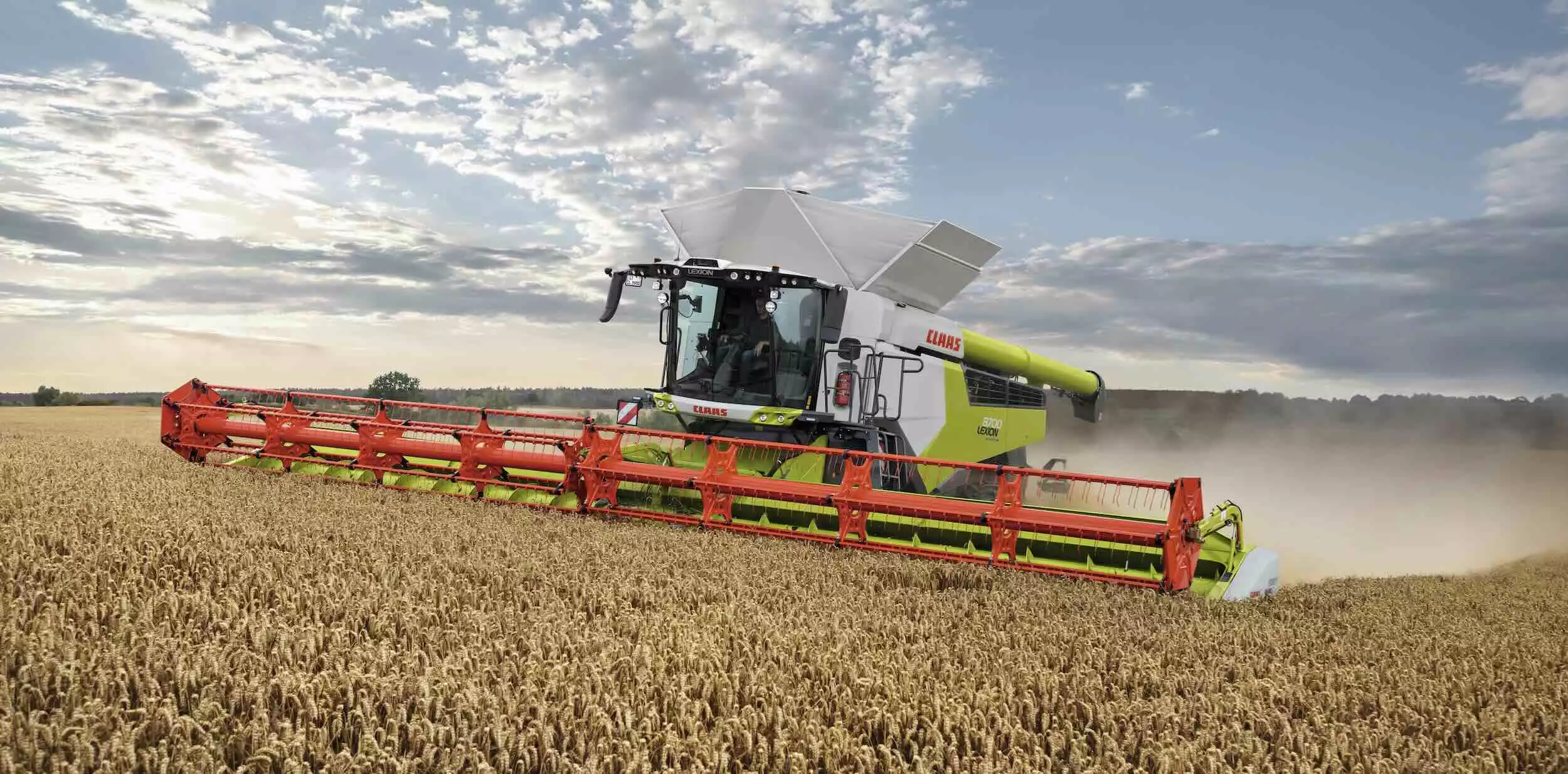 La série 8000, qui culmine à 790 ch avec la 8900 Terra Trac, démarre désormais avec la 8500 (à roues et Terra Trac) et les 549 ch de son moteur MAN D26 de 12,6l