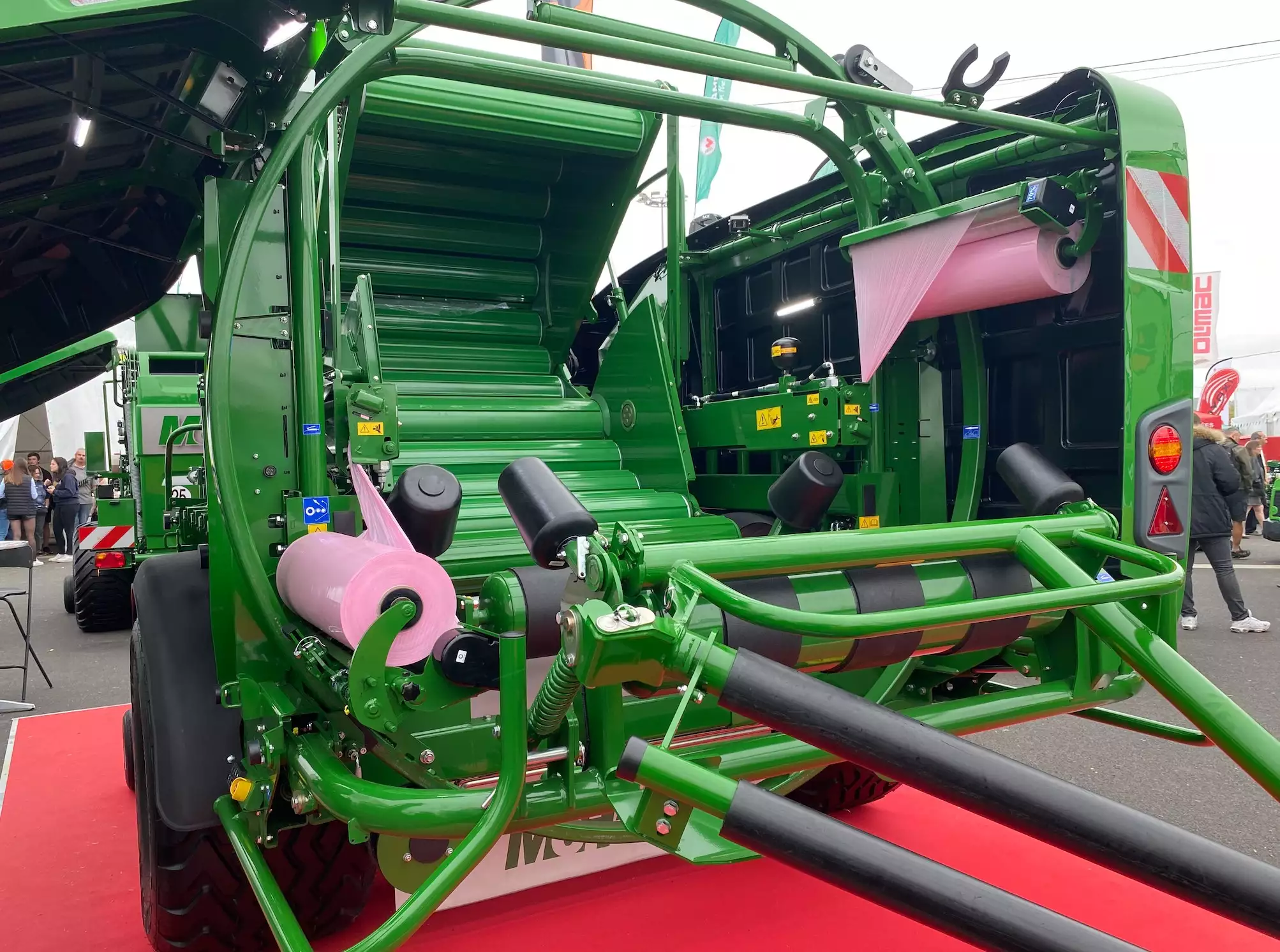 La nouvelle génération conserve évidemment le système de transfert breveté McHale et l’anneau d’enrubannage vertical, qui permet d’enrubanner à haute vitesse et tout en conservant une machine compacte