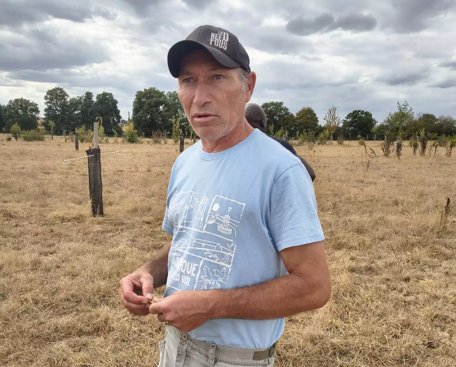 Grégory Bertel, éleveur de limousines bio, rêve qu’un jour sa ferme fasse vivre plusieurs autres paysans © Catherine Perrot