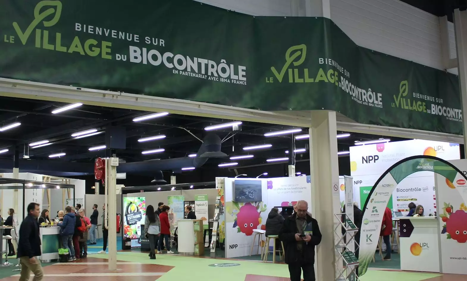 Impossible pour les visiteurs de manquer le « village » dédié au biocontrôle à l’entrée du hall principal du Sival (Crédit photo : Tanguy Dhelin)