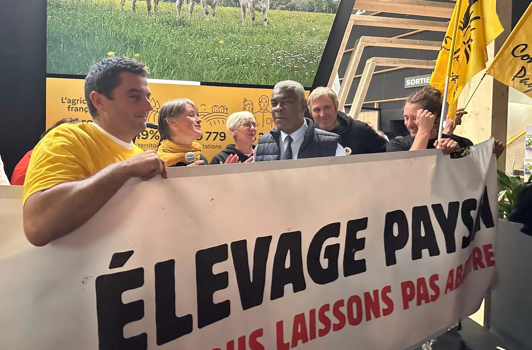 Joël Mathurin (au centre), préfet du Puy-de-Dôme, a assuré les éleveurs que la ministre de l’Agriculture répondrait, ce jeudi, à toutes leurs interrogations