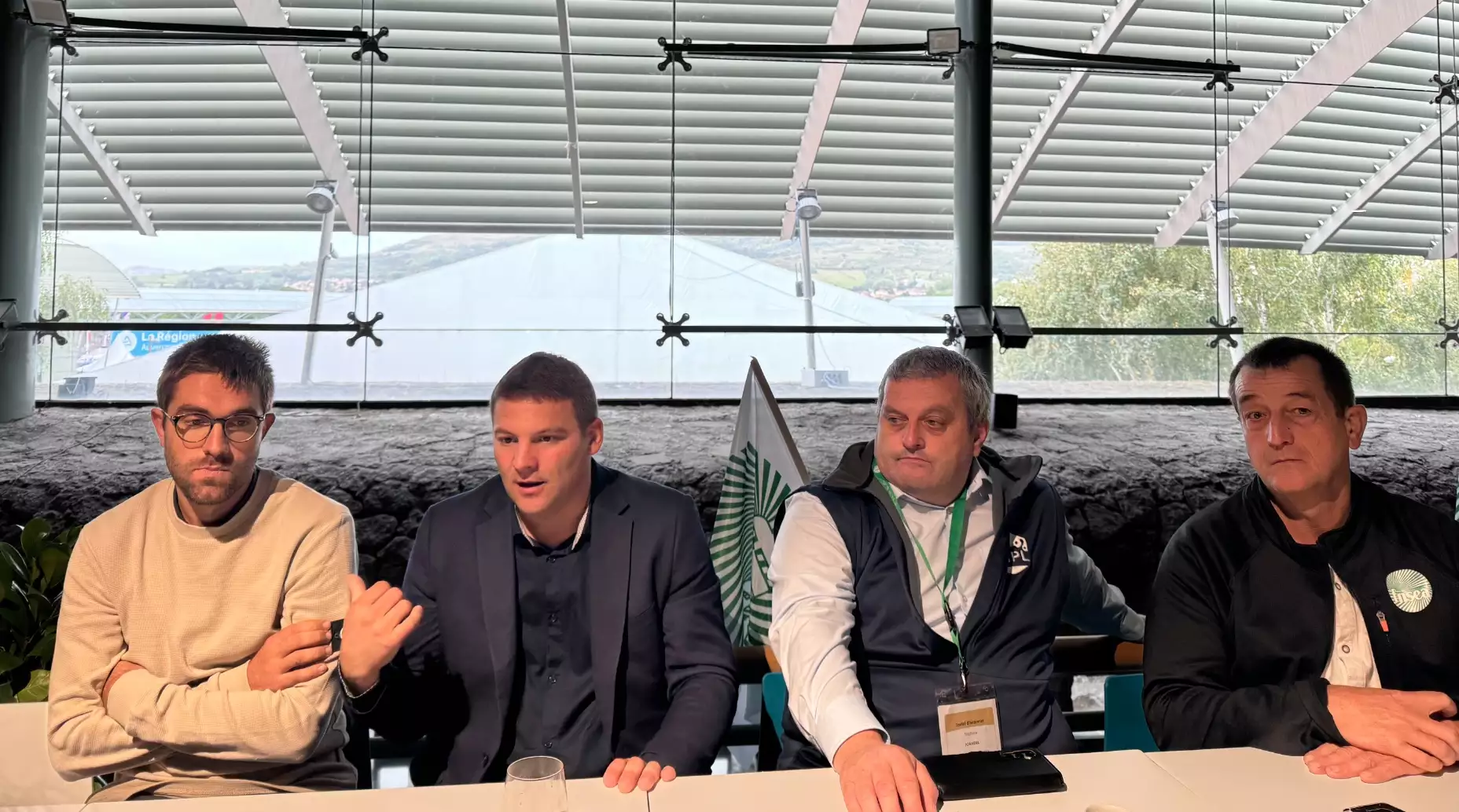 De g. à d. Julien Duplomb (président JA 43), Yohann Barbe (président FNPL), Stéphane Jouandel (secrétaire général FNPL) et Eric Richard (administrateur FNPL) au Sommet de l’élevage, le 1er octobre 2024 (Crédit photo : Louise Delaroa)