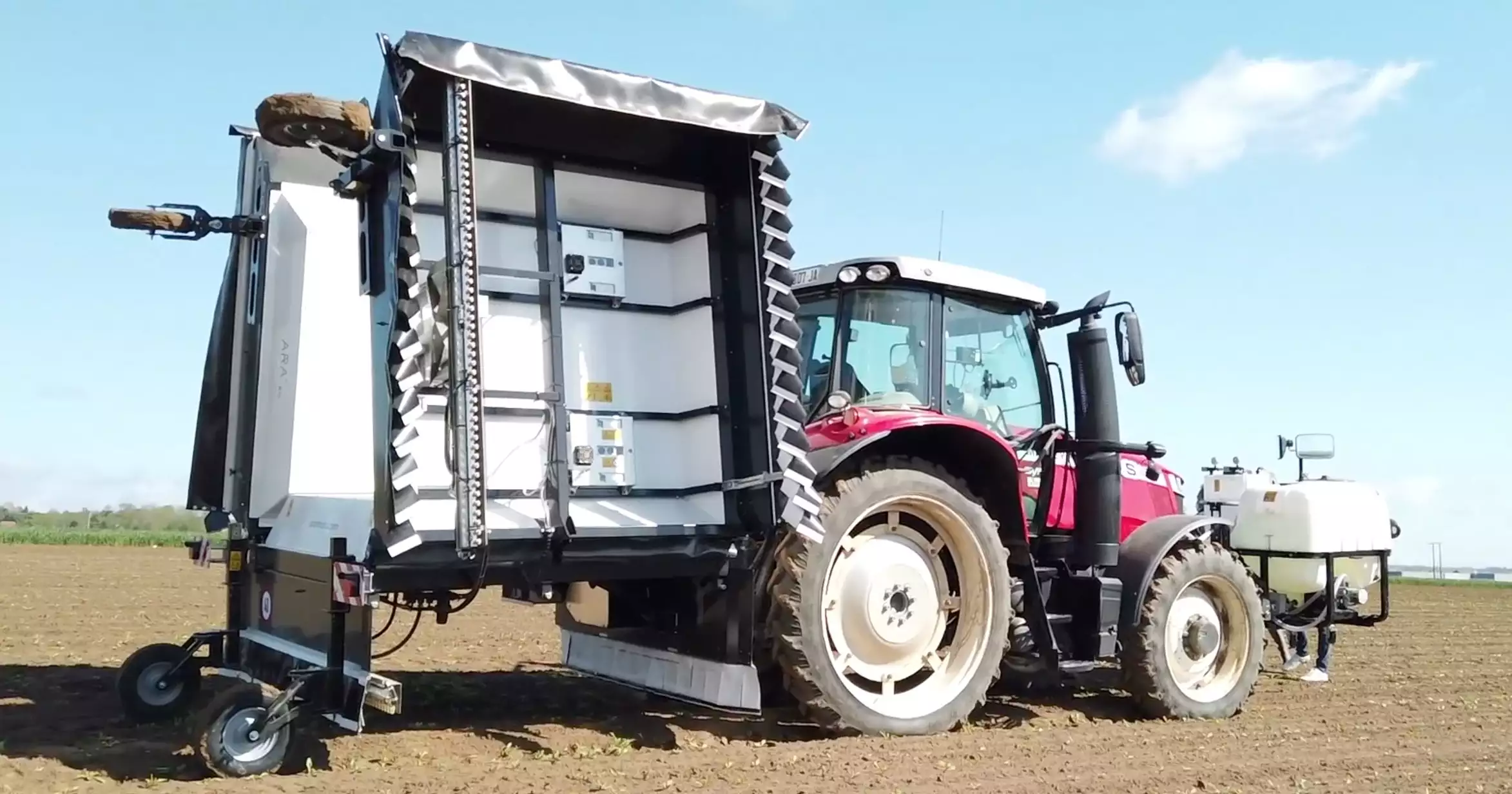 Sous ses capots, l’Ara aligne 3X52 buses à fente distantes de 4 cm