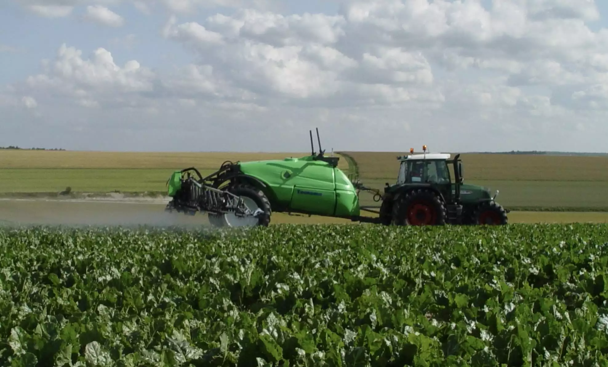 Plusieurs filières attendent des pouvoirs publics la réautorisation de l’acétamipride, un néonicotinoïde foliaire interdit en France depuis 2020 mais autorisé dans l’UE jusqu’en 2033 (Crédit photo : Tecnoma)