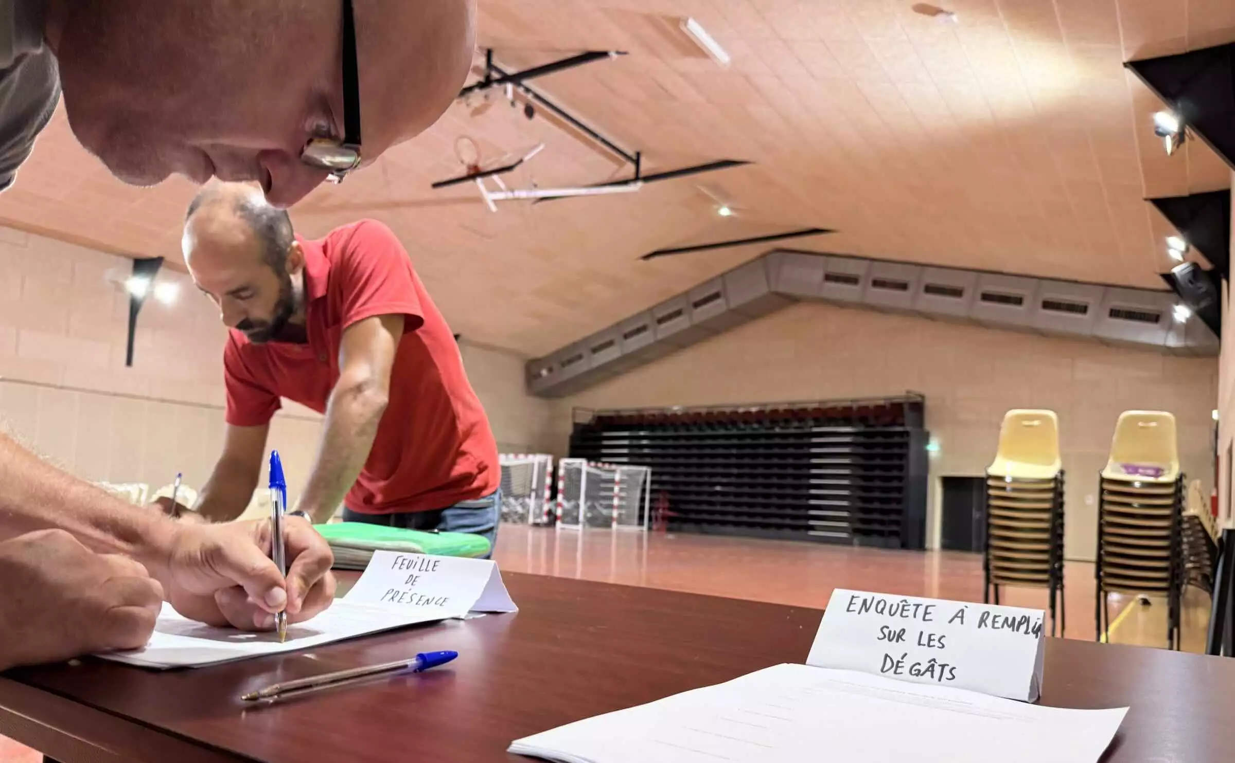Des agriculteurs renseignent les préjudices subis © R. Lecocq