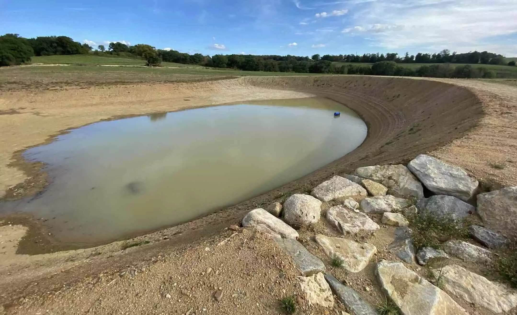 Les ouvrages de stockage d’eau et les prélèvements sur les eaux superficielles ou souterraines associés qui poursuivent à titre principal une finalité agricole sont présumés d’intérêt général majeur (Crédit photo : R. Lecocq)