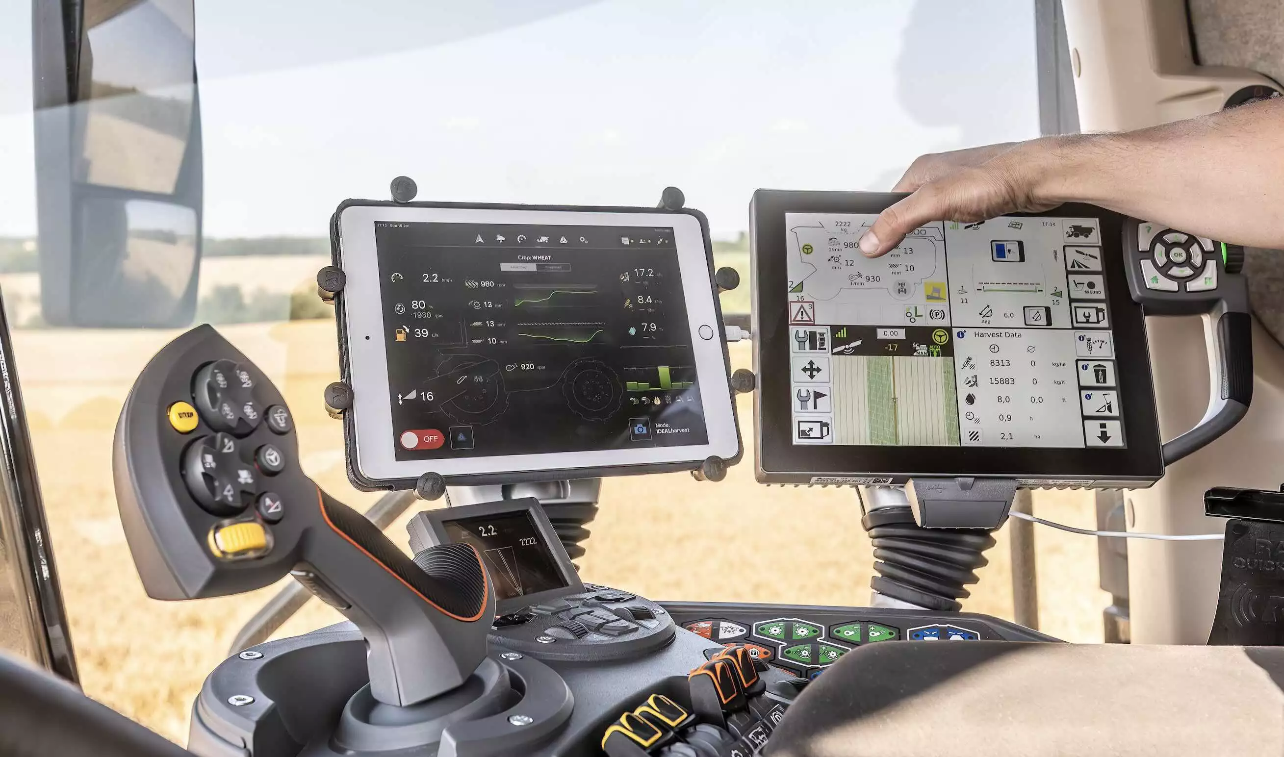Le Pack Connectivité comprend l’Autoguidage PTx, ainsi que MF AutoTurn pour automatiser les manœuvres en bout de champ © Massey Ferguson