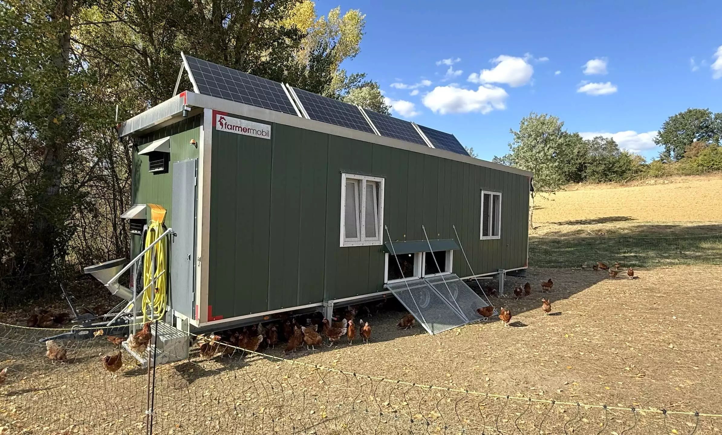 La ferme a investi dans un poulailler mobile maximisant l’automatisation des tâches © R. Lecocq