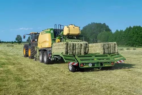Système d’incorporation d’additif sur presse à balles cubiques (Crédit photo : Krone)