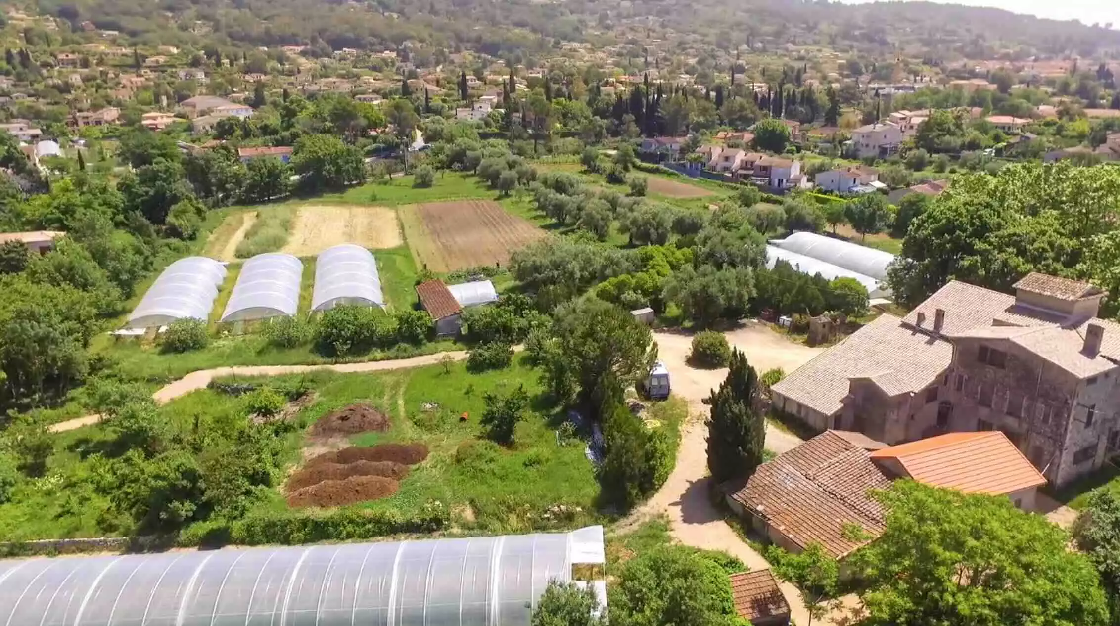 En 2011, la ville a créé une ferme municipale sur 6 ha, employant 3 agriculteurs salariés et assurant 85% des besoins en légumes des cantines (Crédit photo : Ville de Mouans-Sartoux)