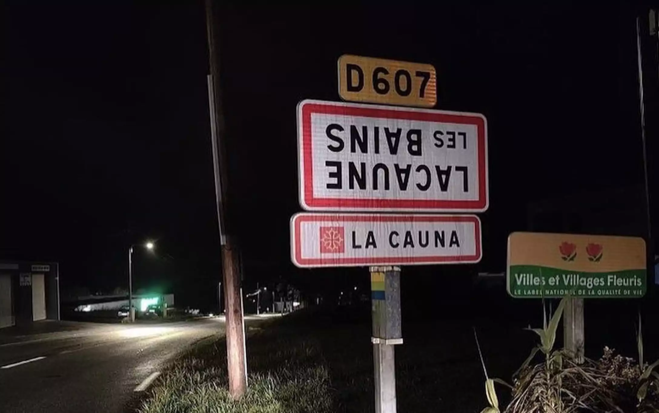 Dans la soirée du 22 octobre 2023, des agriculteurs tarnais retournent quelque 300 panneaux d’entrée de village aux quatre coins du département (Crédit photo : JA du Tarn)
