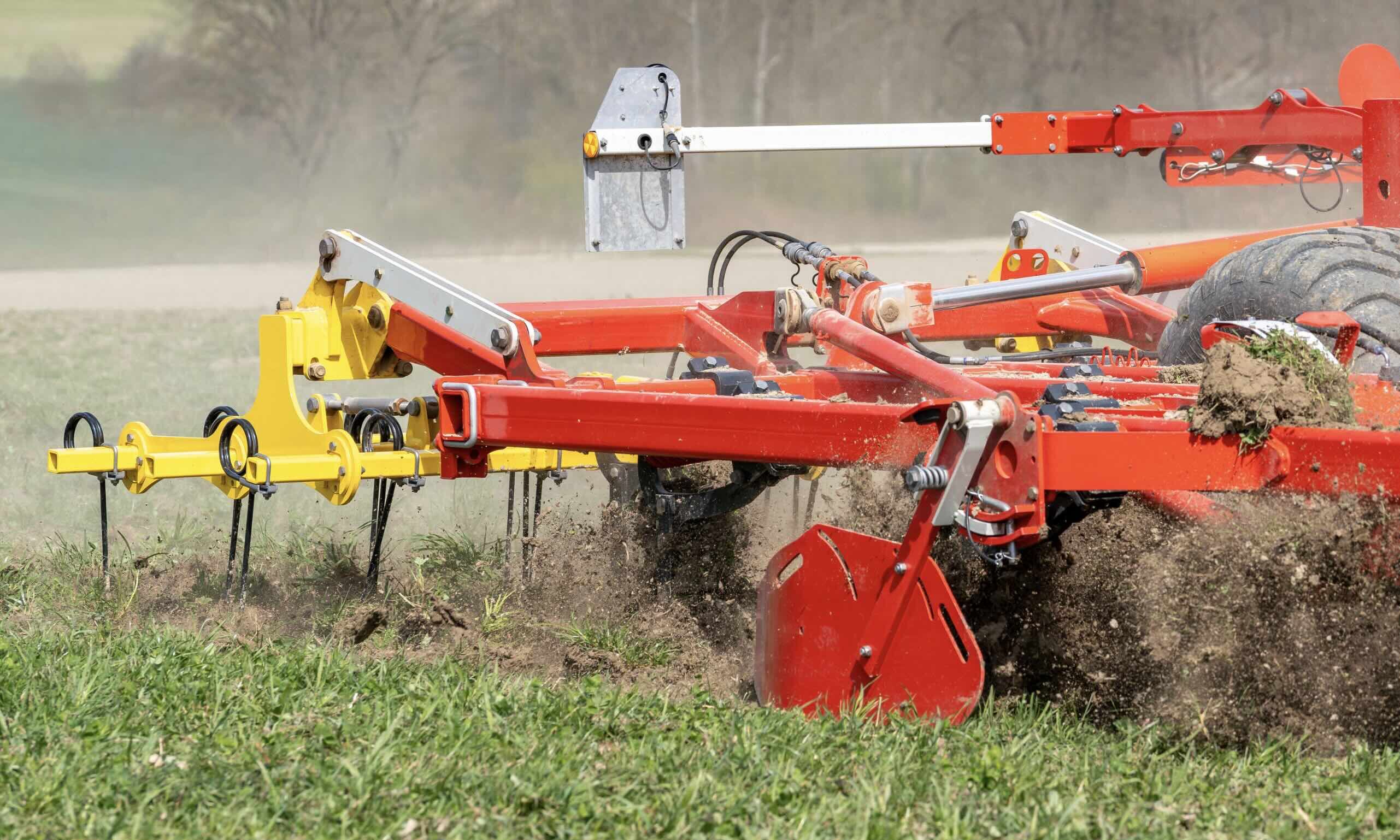 Le Plano VT 6060 assure le scalpage des pousses et des racines mais également dans le mélange intensif lors de la préparation du lit de semences et l'ameublissement modéré jusqu’à 15 cm de profondeur