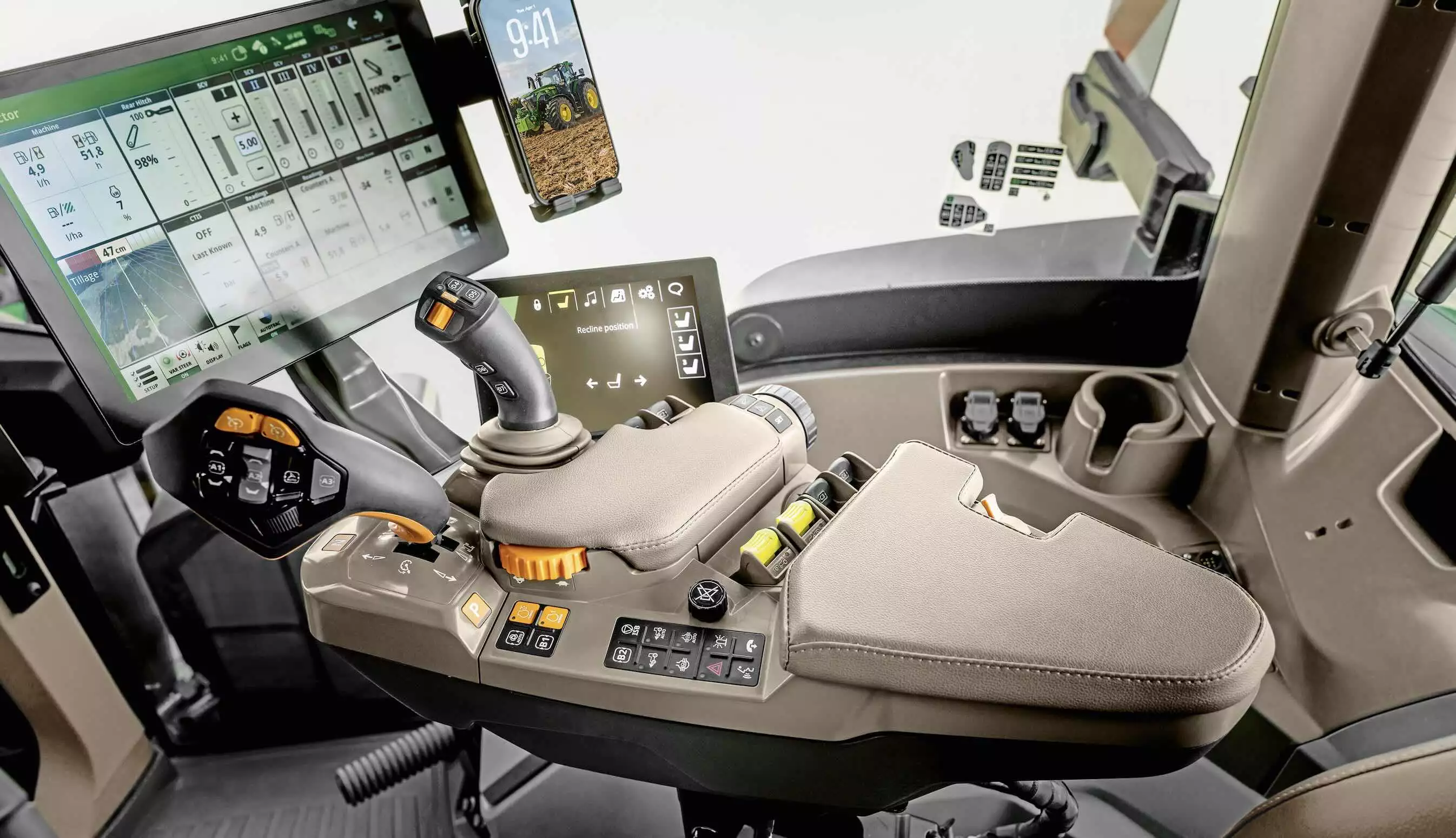 La cabine a été repensée avec une disposition plus claire et une configuration de commandes plus flexible © John Deere