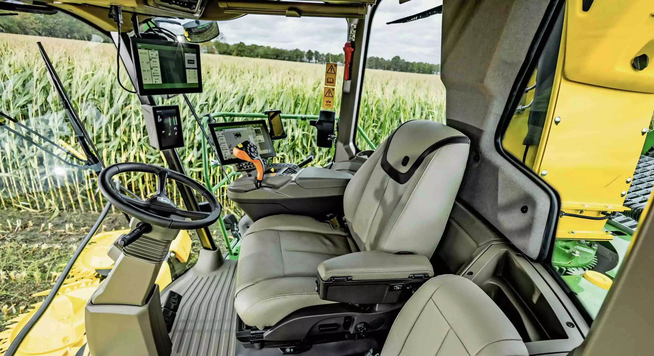 Les F8 et F9 héritent d’une nouvelle cabine maximisant le confort, avec notamment l’ActivSeat voire l’ActivSeat II (en option) avec réglages électriques, suspension active…