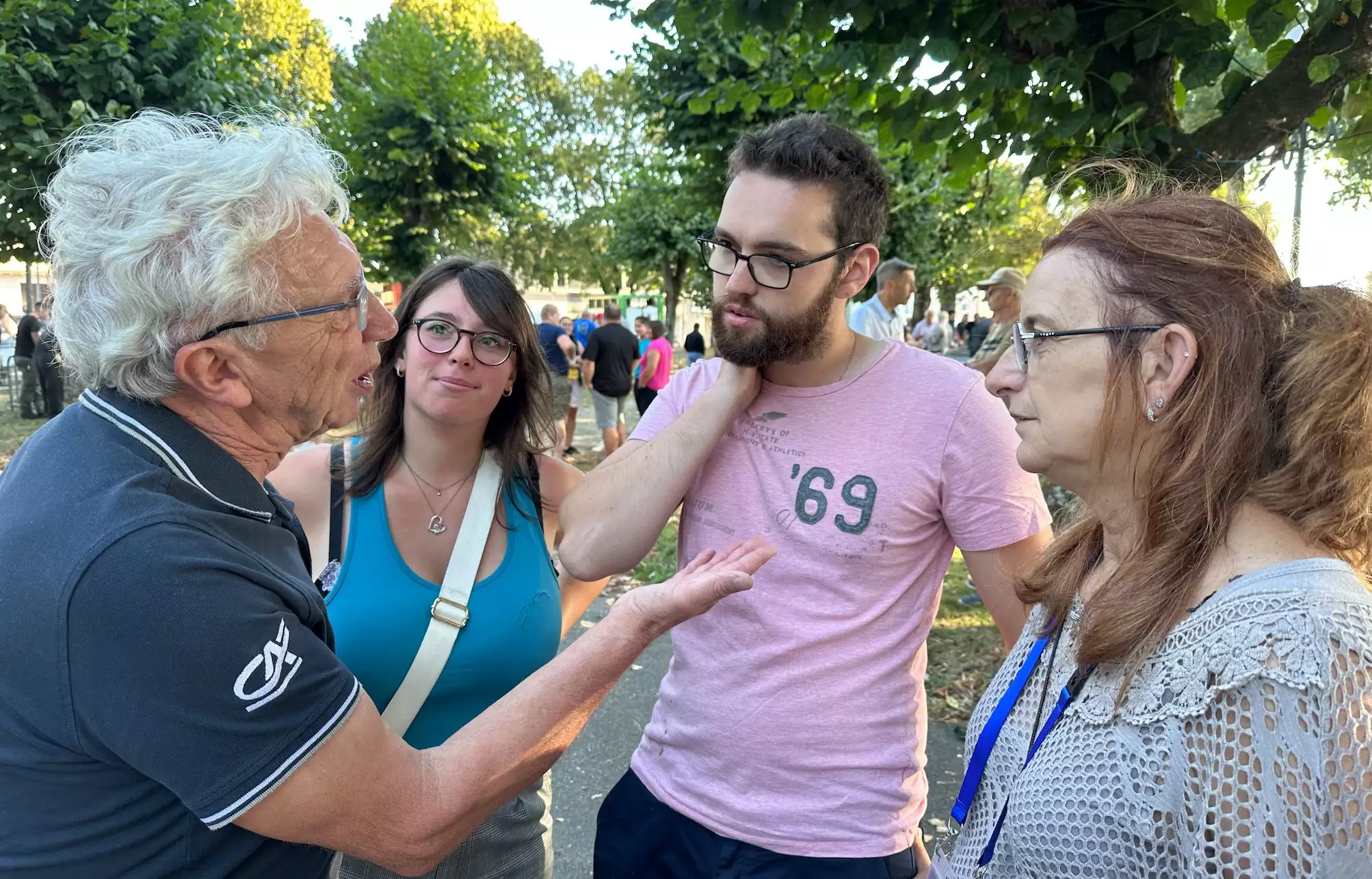 Michel Maisonnier et Michèle Boudoin, présidente de la FNO, entourant des jeunes installés en ovins lait