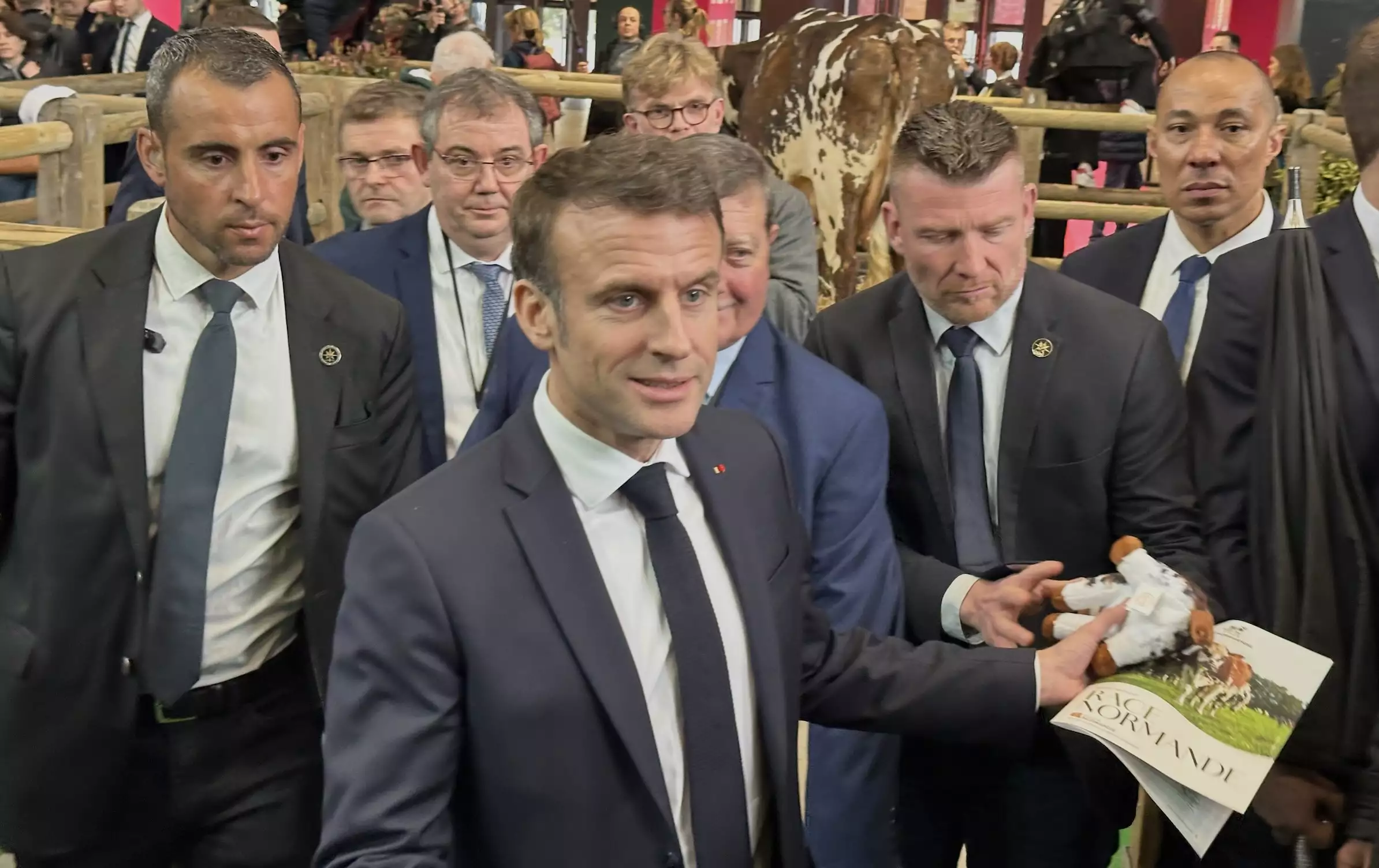 Le 24 février, après un débat improvisé et quelques heures de retard, le président de la République entame une déambulation sous haute escorte (Crédit photo : R. Lecocq)