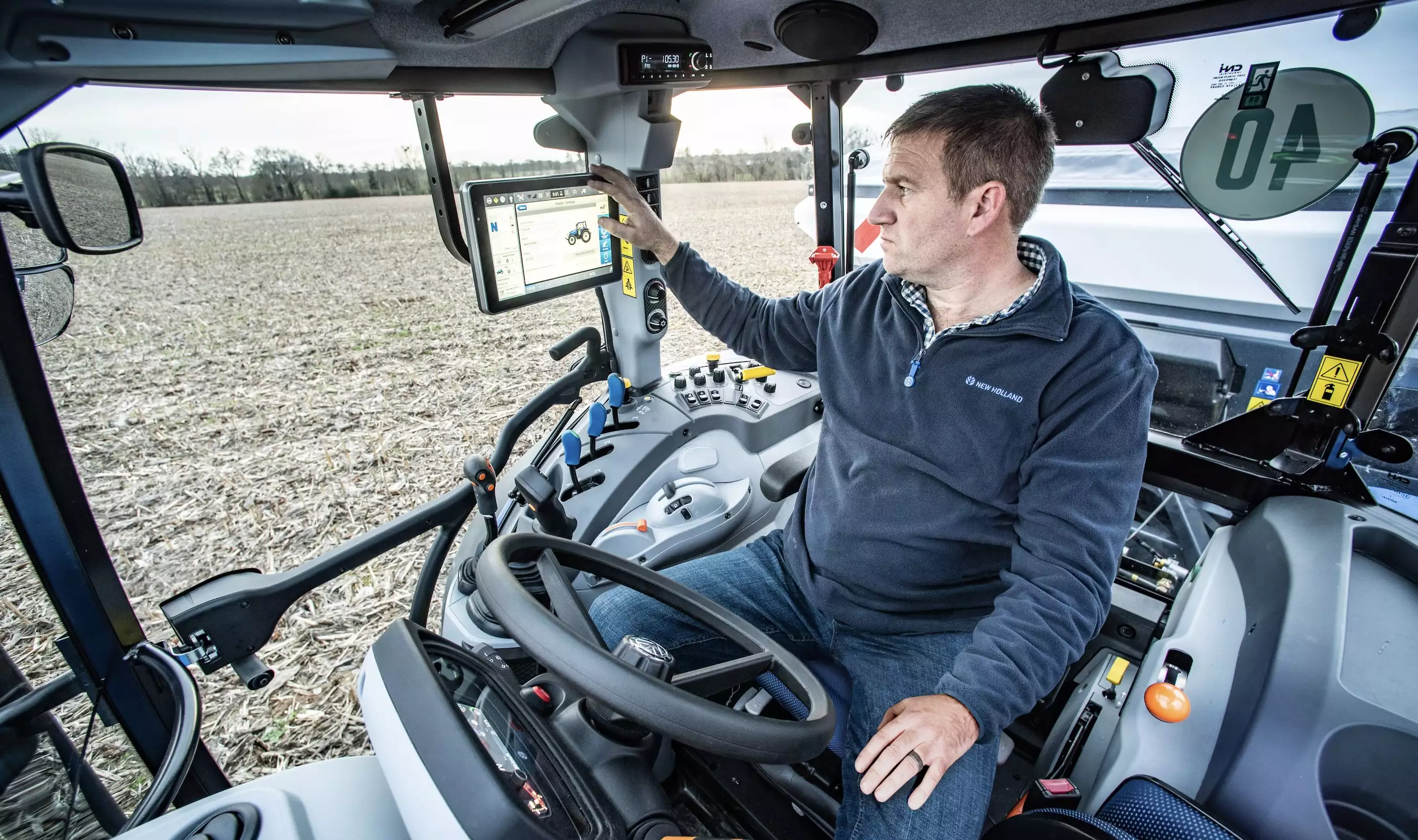 En cabine, outre un nouveau tableau de bord num&eacute;rique, le T5 Dual Command peut se parer m&ecirc;mes normes de technologie d'agriculture de pr&eacute;cision que les mod&egrave;les plus puissants