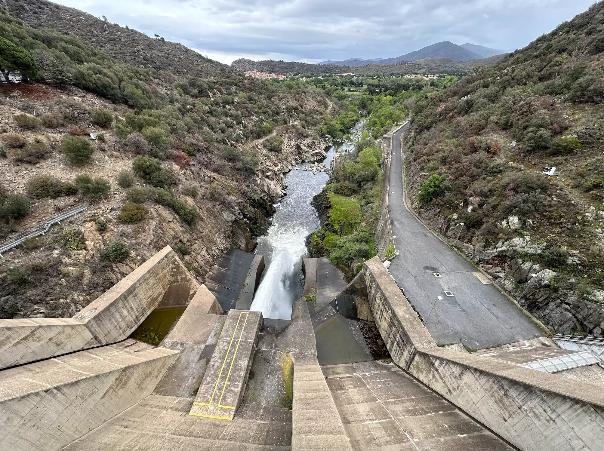 La Têt, en sortie du barrage de Vinça, ménageant une réserve de 24,5 millions de m3
