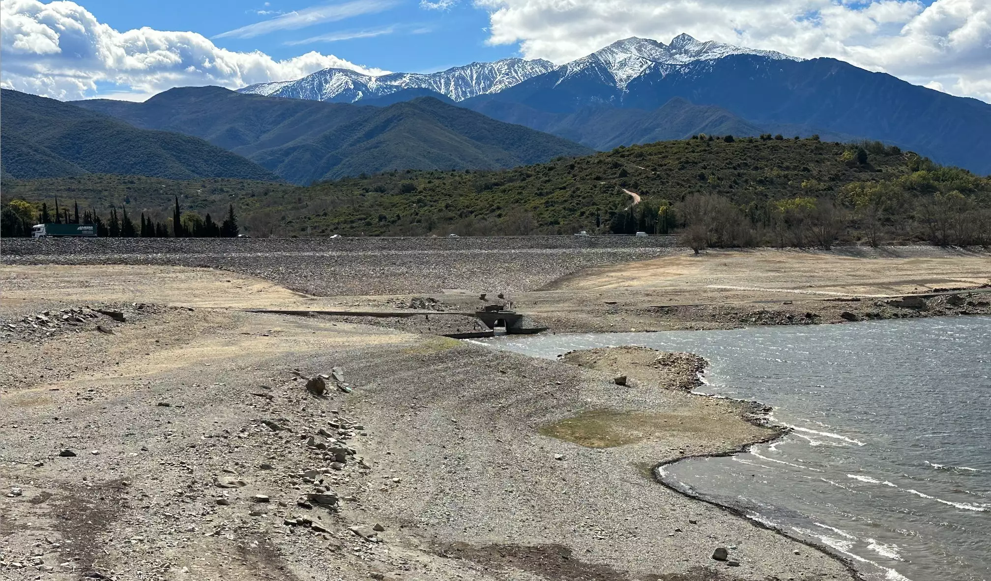 Le barrage de Vinça sur la Têt est avec celui de Caramany sur l’Agly un gros pourvoyeur d’eau pour l’agriculture départementale, mis à mal par une sécheresse historique