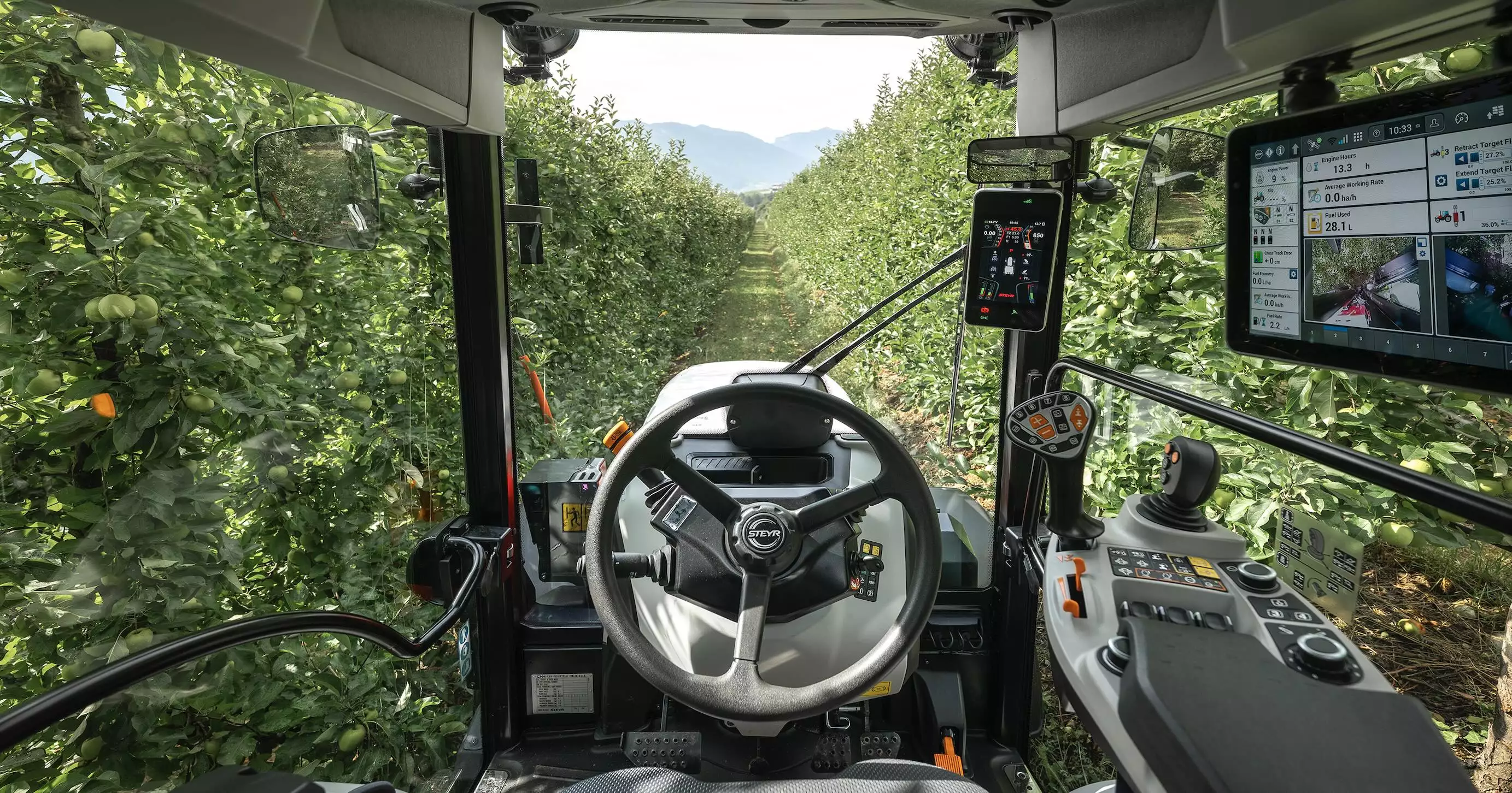 L’environnement cabine du Special F CVT © Steyr