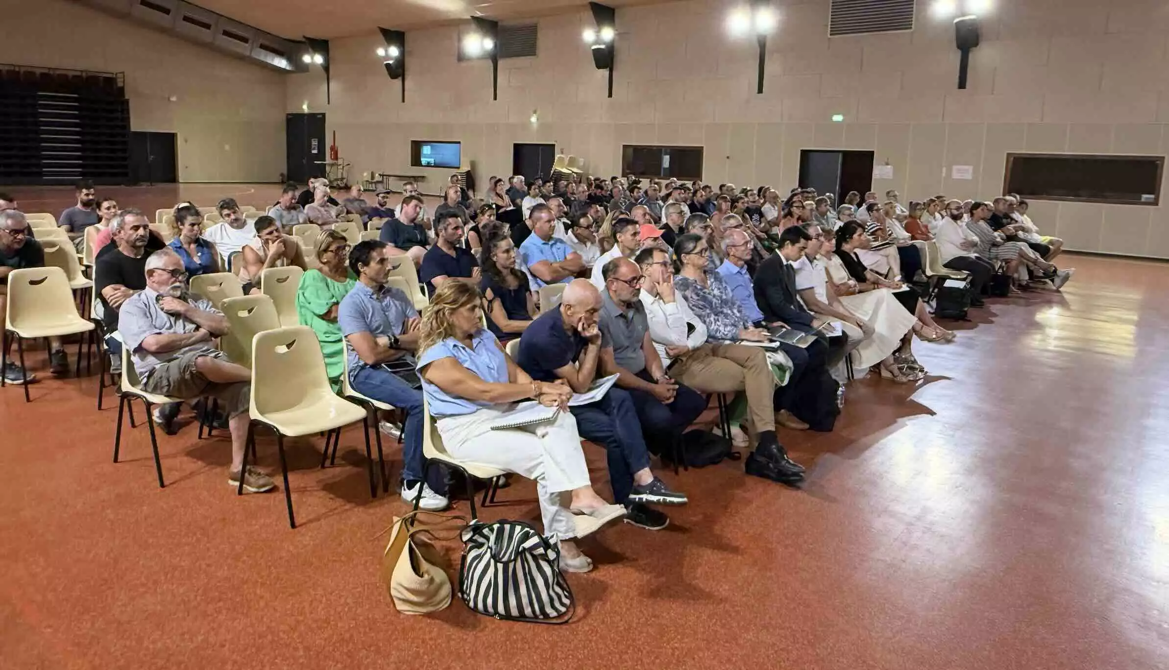 Des agriculteurs et représentants des organisations agricoles et services de l’Etat à Ille-sur-Têt le 15 juillet 2026 © R. Lecocq