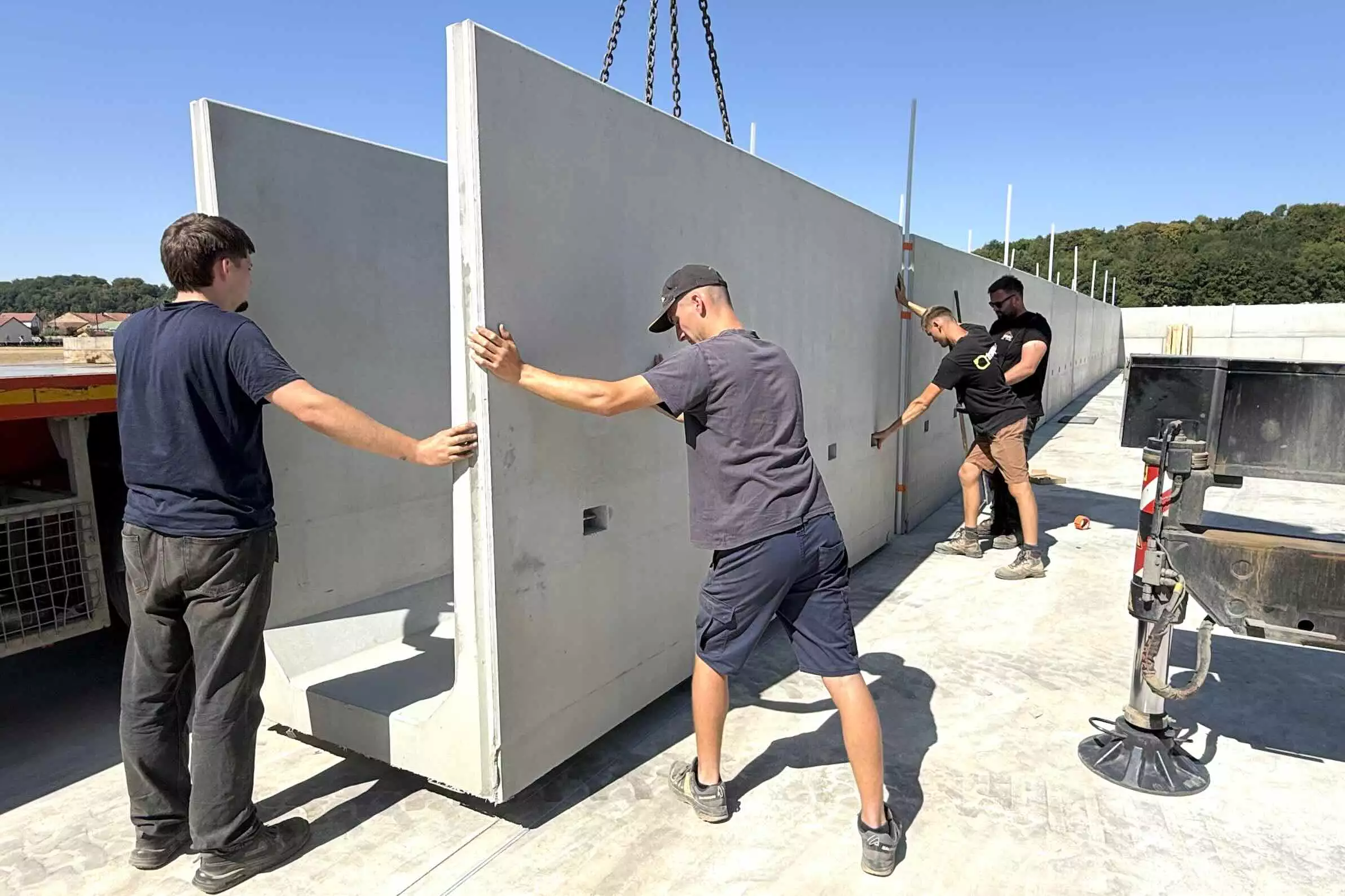 Chaque bloc pèse de 7 tonnes, sans compter la terre de remblais remplissant le U © R. Lecocq