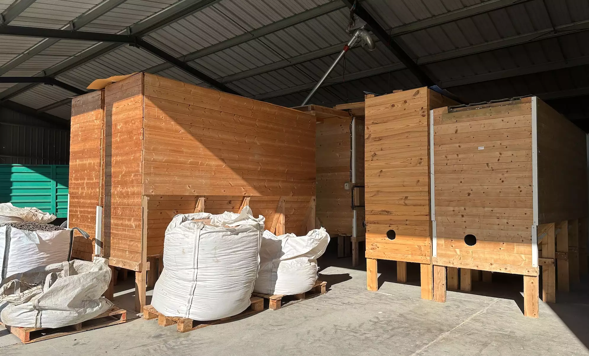 Les silos en bois, qui préviennent les phénomènes de condensation, ont été autoconstruits