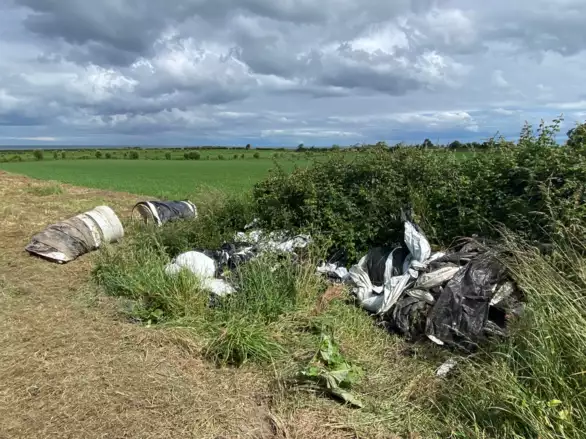 Main Contamine En France, 8 sols agricoles sur 10 contaminés par des microplastiques ...